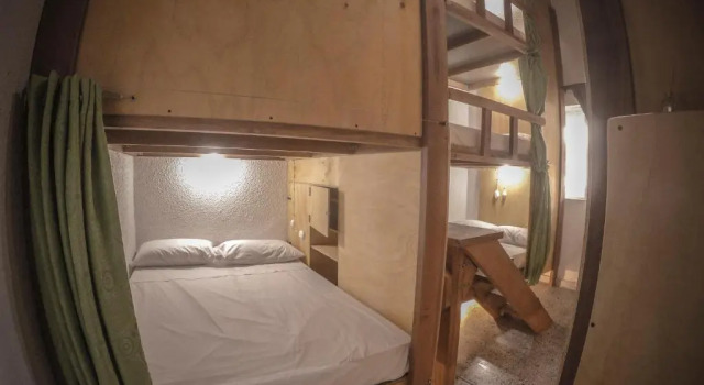 Кровать в общем номере al Bosque Hostel & Glamping