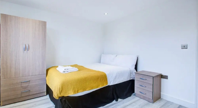 6 - 7 Beds-sleeps 12-elizabeth Line-free Parking