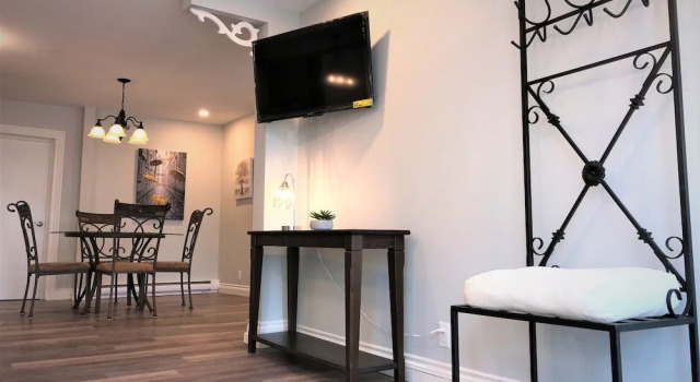 Апартаменты Deluxe Esther's Place-Carleton Place Downtn Apt