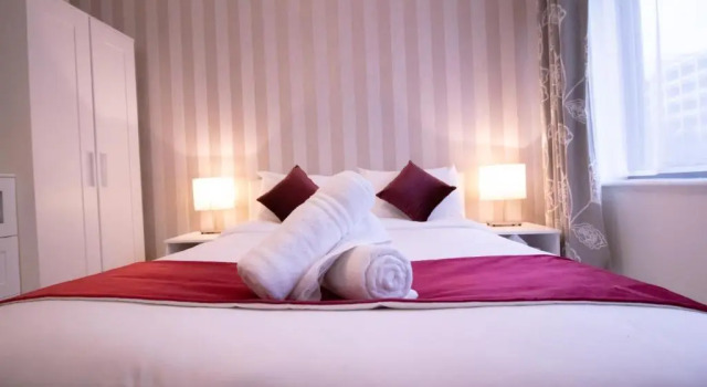 2 Bedroom 2 Bathroom Quality Serviced Accommodation Perfect for Contractors & Families, FREE Parking & WiFi with 1 Double, 2 Single Beds by Firoz Property Management