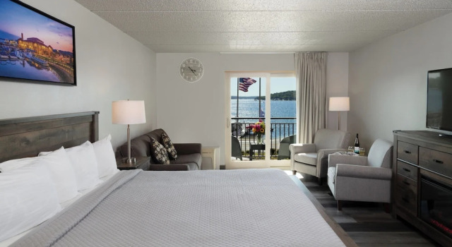 Двухместный номер Standard с балконом и с видом на озеро Harbor Shores on Lake Geneva