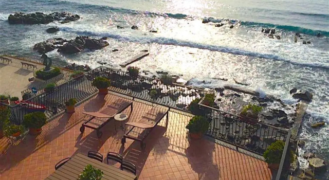 Апартаменты Miriam Sea Front Apartment Jacuzzi