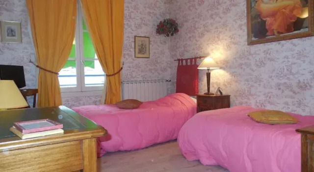 Logis Hostellerie Saint Pierre, Rezervovat Hotel Cravant Yonne's wine road