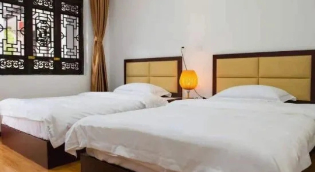 Кровать в общем номере (мужской номер) Nuodeng Yuanse Homestay