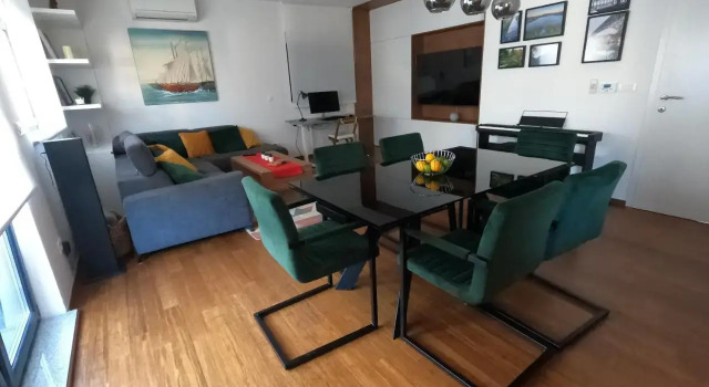 Modern 4-Star luxury apt - WFH Ready, Free Parking