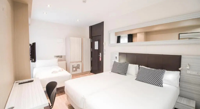 Трёхместный номер Petit Palace Puerta del Sol