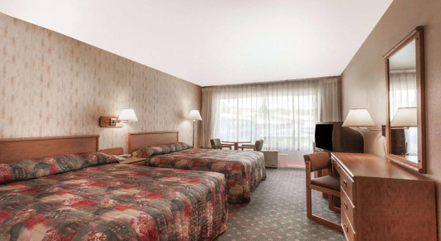 Howard Johnson by Wyndham Nanaimo Harbourside, Rezervovat Hotel Hotely v Vancouver island s bazénem, Bazén