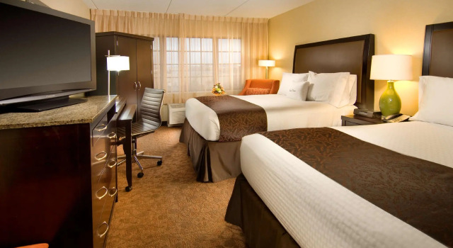 Четырёхместный номер Standard DoubleTree by Hilton Dulles Airport-Sterling