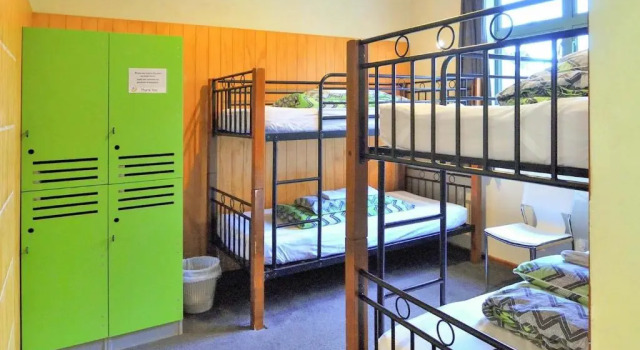 Кровать в общем номере Haka House Wanaka