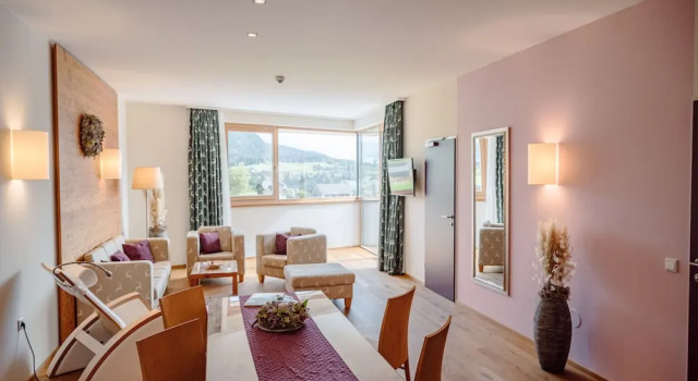 Люкс с 2 комнатами с балконом Narzissen Vital Resort Bad Aussee