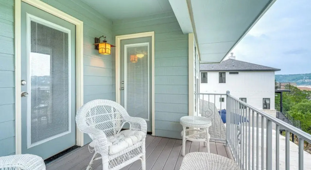 Beach & Pool Access at Lake Travis Family Getaway!, Забронировать Отель Лейкуэй Greater Austin, рядом с Загородный клуб Лейкуэя