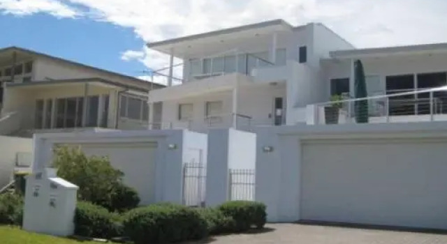 Ultimate Beach House' 19a Graham Street - views , peace & quiet
