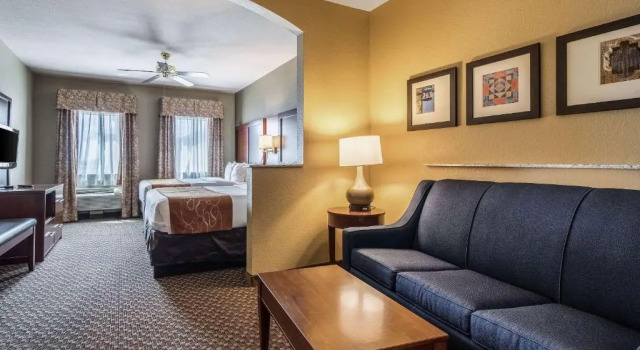 Четырёхместный номер Standard Comfort Suites Near Texas State University