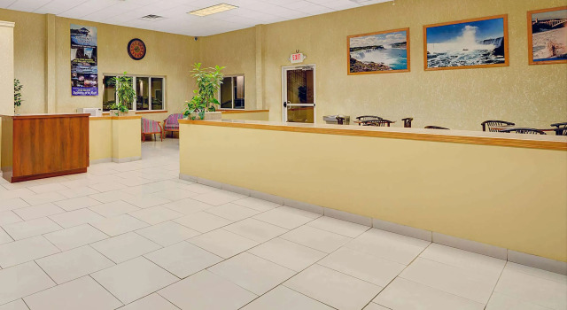 Days Inn & Suites by Wyndham Niagara Falls/Buffalo, Buchen Sie Hotel Kenmore Buffalo