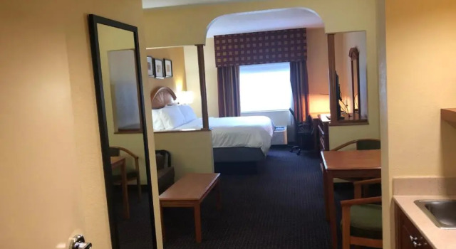 Люкс Holiday Inn Express and Suites Fort Lauderdale Airport West by IHG
