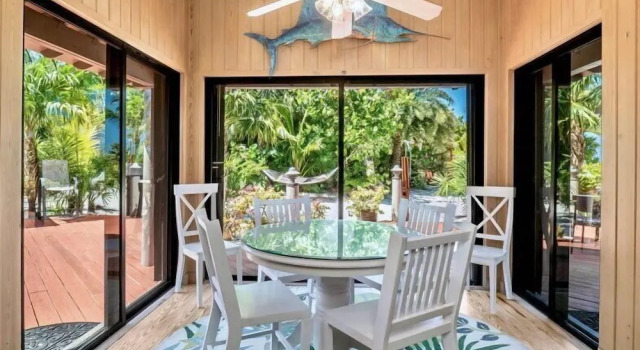 Коттедж с балконом Bali Hi Estate