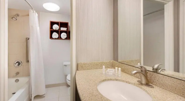 Двухместный номер Deluxe с балконом Courtyard by Marriott Cleveland Beachwood