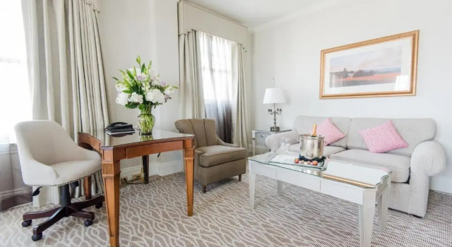 Двухместный номер Corner Warwick Melrose Hotel