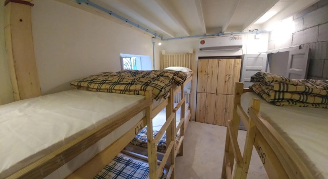 Кровать в общем номере NAMASTEY MUMBAI BACKPACKERS