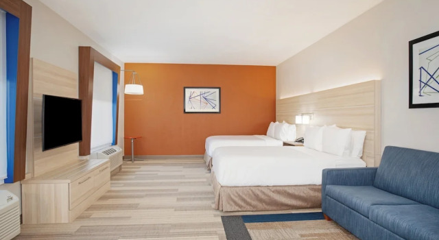 Четырёхместный люкс Holiday Inn Express & Suites Phoenix Glendale Dist by IHG