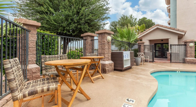 Кровать в общем номере La Quinta Inn & Suites by Wyndham Tempe University, Phoenix