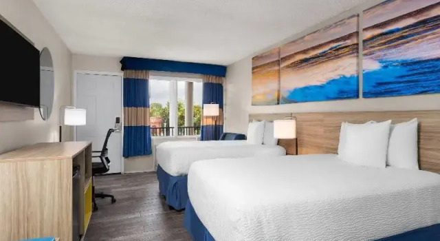 Четырёхместный номер Standard с видом на бассейн Days Inn by Wyndham Fort Myers Springs Resort