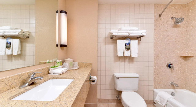 Четырёхместный номер Standard Holiday Inn Express Breezewood by IHG