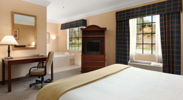 Люкс Deluxe Days Inn by Wyndham Altavista