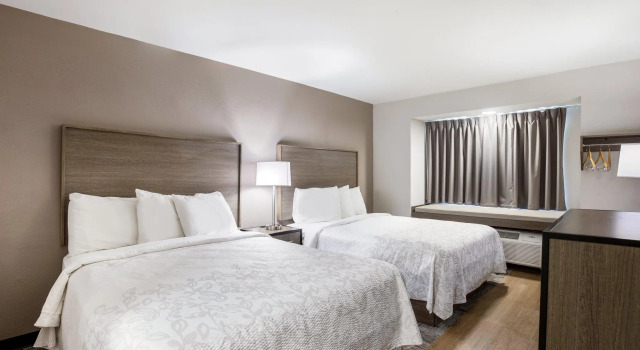 Четырёхместный номер Deluxe Red Roof Inn PLUS+ & Suites Savannah - I-95