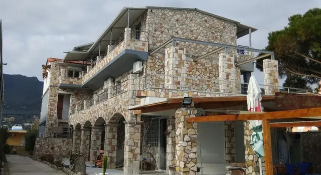 Golden Dolphin Studios & Apartments