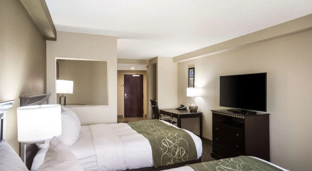 Четырёхместный люкс Comfort Suites Forsyth near I-75