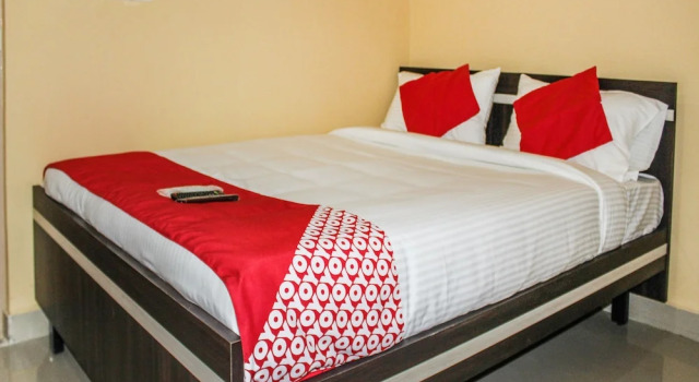 OYO 12840 Sri Guru Residency