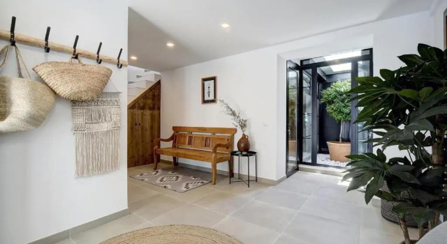 Renovated townhouse San Roque 85, Забронировать Отель Отели Эстепона с парковкой, рядом с Палеонтологический музей, Парковка