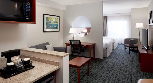 Четырёхместная студия Fairfield Inn & Suites by Marriott Montreal Airport
