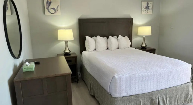 Люкс с 2 комнатами Marco Island Lakeside Inn