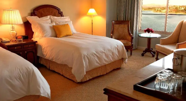 Четырёхместный номер Standard с балконом Hilton Lake Las Vegas Resort & Spa