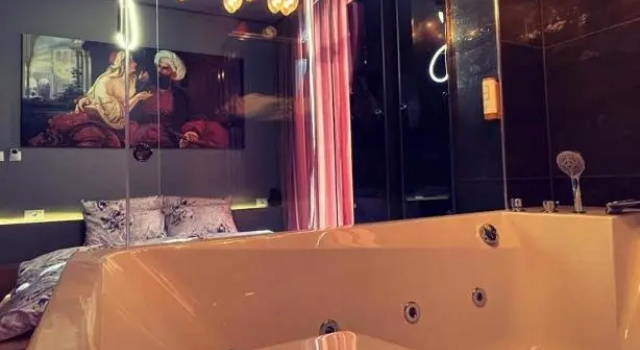 Люкс Deluxe GRAND JNK Boutique Hotel