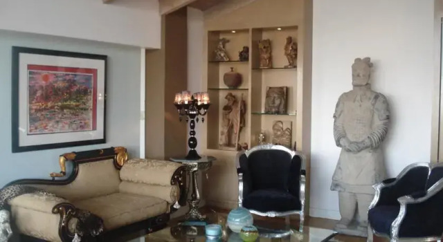 Hollywood Sign and Awesome City Views Three-Bedroom Home, Забронировать Отель Голливуд Лос-Анджелес, рядом с Bronson Caves