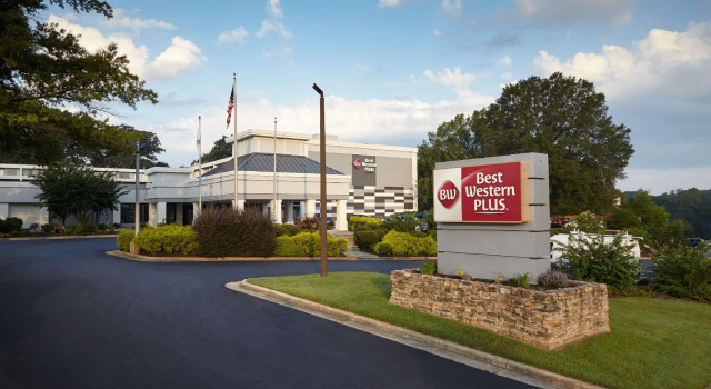 Ramada Plaza Winston-Salem, Rezervovat Hotel Winston-Salem Severní Karolína