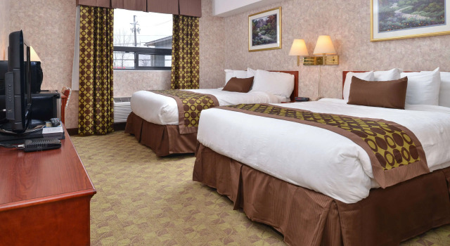 Четырёхместный номер Standard Lexington Inn & Suites-Windsor