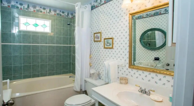 Четырёхместный номер Standard с видом на внутренний двор Windemere Inn by the Sea