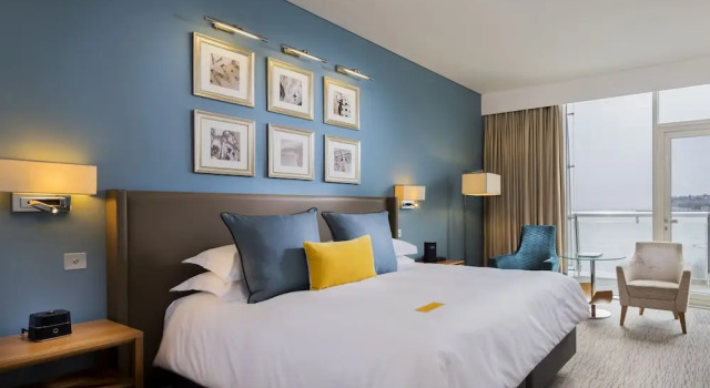 Двухместный номер с мини-холодильником Standard с балконом voco St. Davids Cardiff by IHG