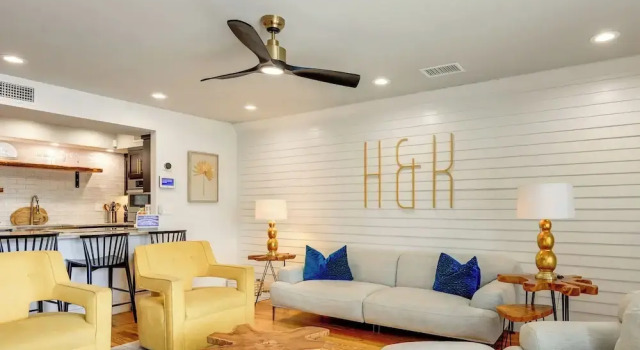 Апартаменты Steps to Sand: Townhome w/ Balcony in Jax Beach!