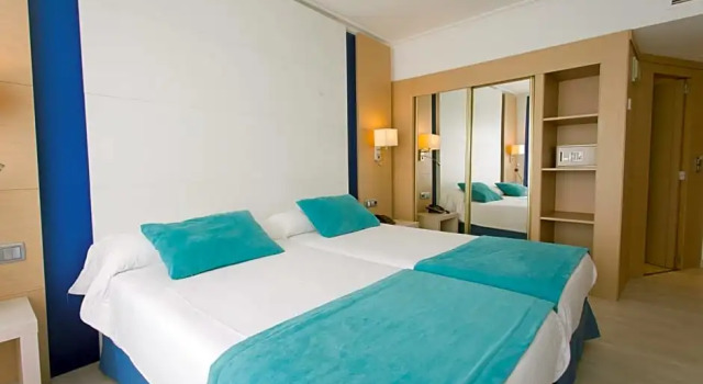 Четырёхместный номер с балконом Hotel Agua Beach "Adults only"