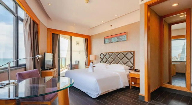Двухместный номер с балконом и с видом на океан Four Points by Sheraton Hainan, Sanya