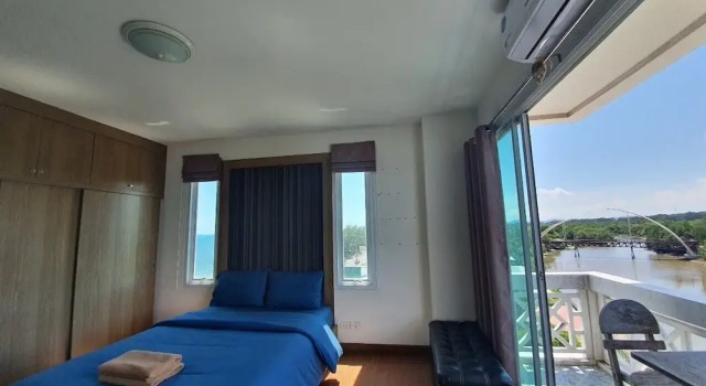 Двухместный номер Standard с балконом и с видом на реку Banchaitalay Room