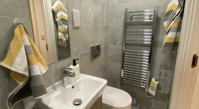Апартаменты Modern 2 Bed Apartment with Juliet Balcony - DHB STAYS