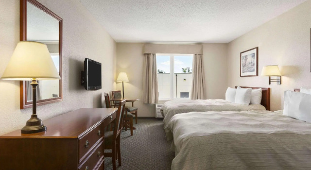 Четырёхместный номер Standard Days Inn & Suites by Wyndham Winkler