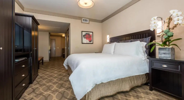Двухместный люкс Premier West Inn & Suites