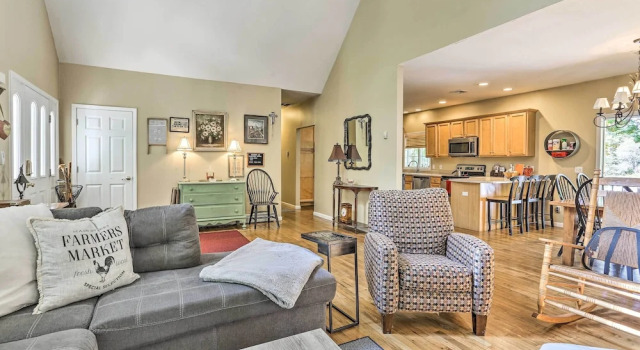 Pet-friendly Grand Pine Bush Retreat on 2 Acres!, Book Hotel Pine Bush New York State